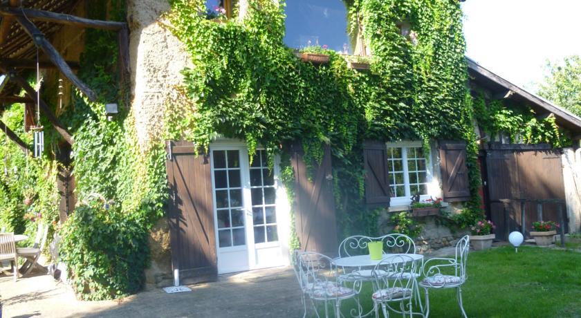 La Rolandiere Faverges-de-la-Tour Exterior photo